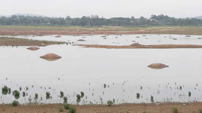 Mapprachan reservoir awaits the rainy season to arrive as the water level in the reserve hits its bottom since March this year.