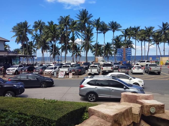 Cars were seen covering up the whole parking space along the Bang Saen beach.