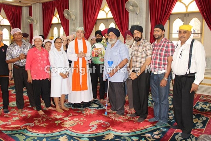 Amrik Singh welcomes Father Francis Xavier Kridsada Sukapat, Pastor of St. Nikolas Church and his entourage bearing good tidings of peace and joy during the Guru Gobind Singh Ji Gurpurab celebrations on 28 December 2014.