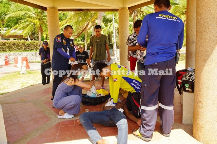 A Sawang Rojana Thammasathan rescue team provides CPR on the victim.