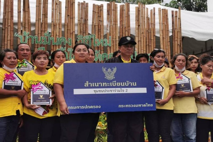 Minister of the Interior Gen Anupong Paojinda observed the construction progress of Pracha Ruamchai 2 community housing unit construction in the Chatuchak district of Bangkok.