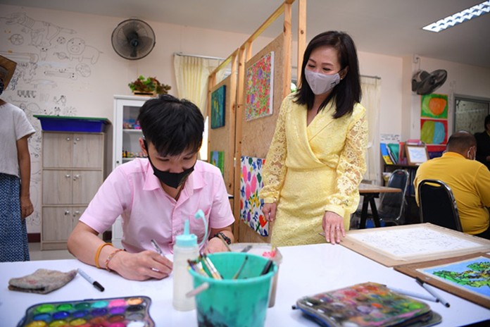 A series of video clips about alternative communication are produced for parents to use in the development of their autistic children, aimed at reducing the cost of training.