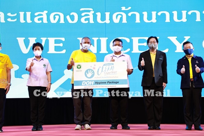 Dr. Danai Teewanda M.D., Deputy Director - General Department of Health presents a ‘Clean Together’ certificate to Kampol Tansajja, President of Nong Nooch Tropical Garden Pattaya and Nong Nooch Pattaya International Convention and Exhibition Center (NICE)