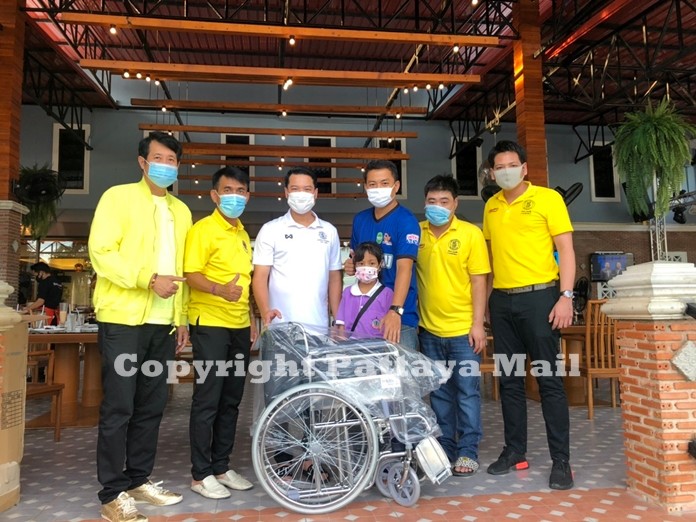 Advisor to Pattaya Mayor, Damrongkiat Pinitkan together with Mr. Anuparb Pongpinit and representatives of Hollywood Pattaya pose in front of the wheelchair that was donated to Pattamaporn Sadee.