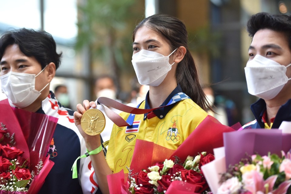 Thailand’s golden girl Panipak returns to hero’s welcome - Pattaya Mail