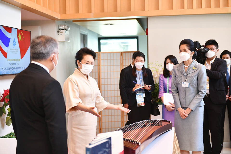 t 07 Chinese First Lady visits Princess Galyani Vadhana Institute of Music in Bangkok 3 copy