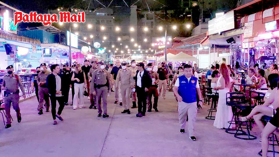 100 Pattaya Police Sweep Through Rowdy Tree Town Market Pattaya Mail