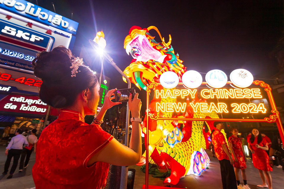 ‘Tunnel of Golden Dragon’ shines at ‘Chinese New Year 2024’ in Bangkok ...