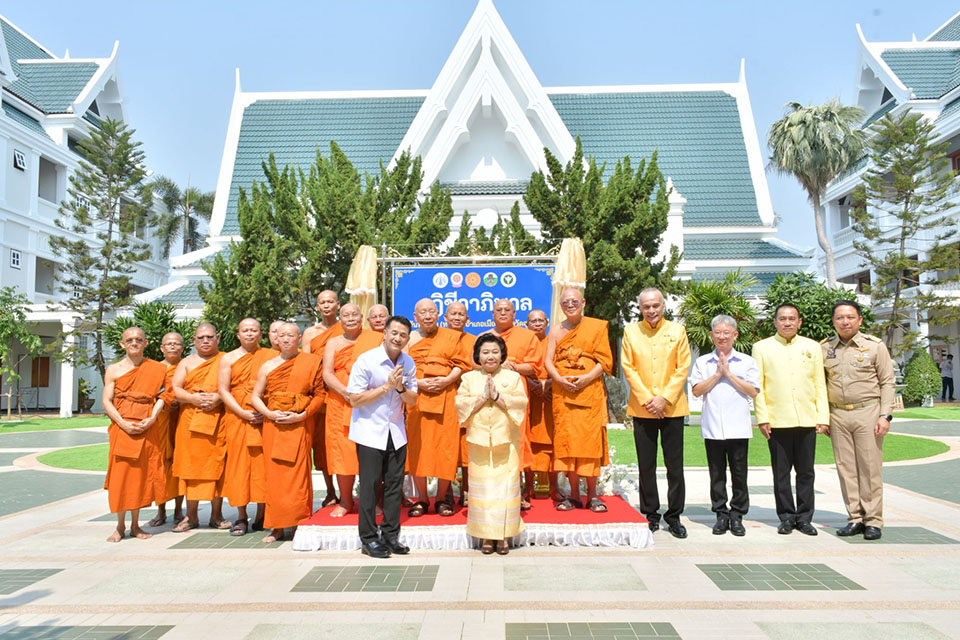 Thaiföld elindítja az első egészségügyi központot a szerzetesek számára Uthai Thaniban