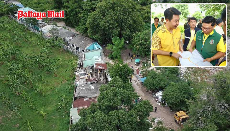 Pattaya City demolishes encroaching houses in Photisan Soi 6